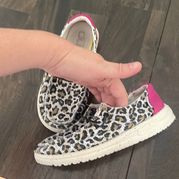 Hey Dude Wendy Youth Cheetah Slip On Shoes Sz Y2 EUC - Picture 10 of 13